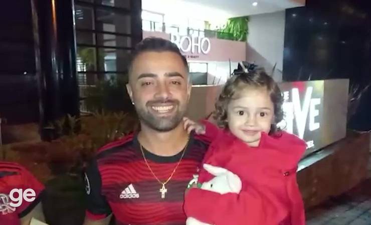 Efeito 2019 chega a Curitiba, e Júlia Arrascaeta Barbosa vai ao hotel do Flamengo tentar foto com ídolos