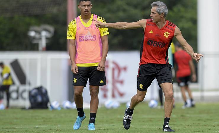 Paulo Sousa olha para base, supre carências e garotos aceleram reformulação no Flamengo
