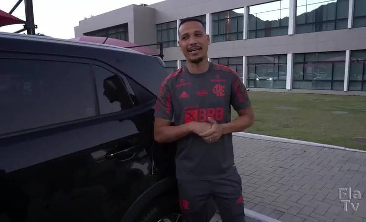 Gerson presenteia roupeiro do Flamengo com carro