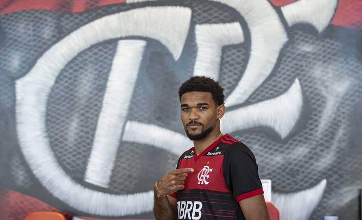 Novo caso: reforço do Flamengo, Bruno Viana fratura o dedo da mão direita