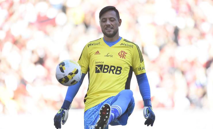 Diego Alves é cortado dos reservas após voltar a ser relacionado no Flamengo