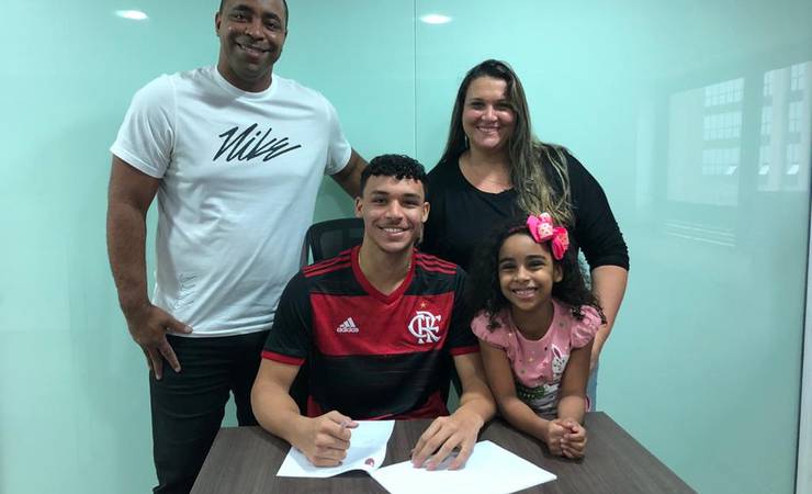 Promessa do Flamengo, Victor Hugo assina primeiro contrato profissional, com multa de 50 milhões de euros