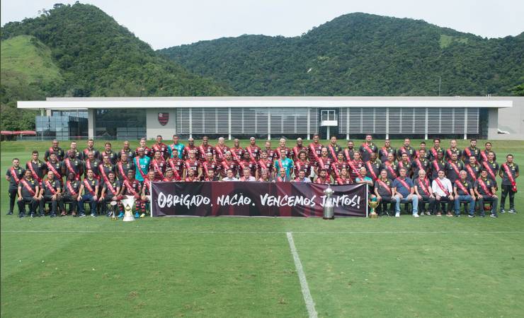 Com taças, Flamengo posa para foto oficial antes de viagem para o Catar: "Obrigado, Nação. Vencemos juntos"