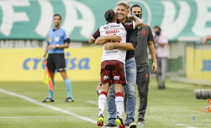 Único a jogar todos os jogos do Brasileiro, Michael solidifica seu espaço com gols e boas atuações