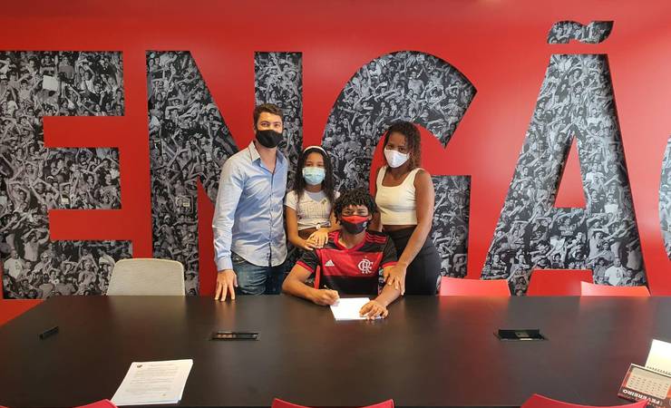 Sobrevivente de incêndio no Ninho do Urubu assina primeiro contrato profissional com o Flamengo