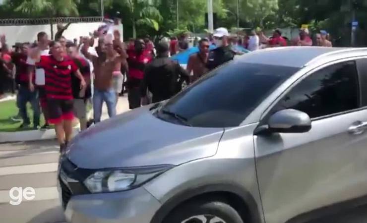 Com aglomeração, membros de torcidas organizadas do Flamengo fazem protesto no Ninho