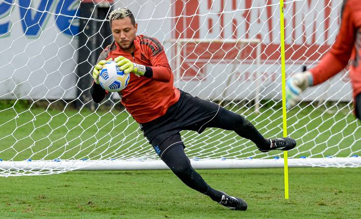 Diego Alves e Gustavo Henrique participam de treino e se aproximam da volta ao Flamengo
