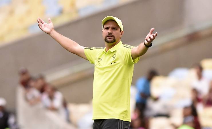 Mauricio Souza, do sub-20, vai comandar atividades do Flamengo até chegada de novo treinador