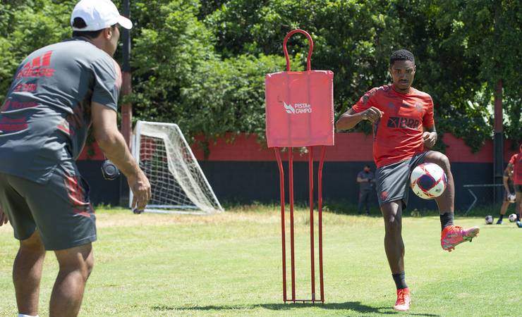 Vitinho antecipa retorno das férias e se reapresenta ao Flamengo no Ninho do Urubu