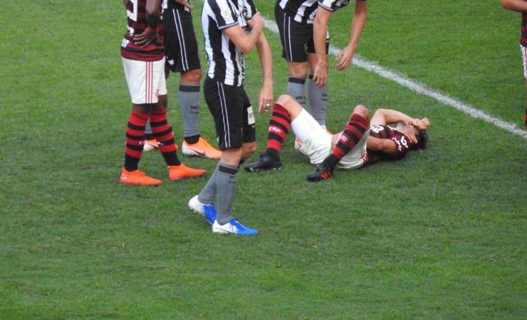 Rodrigo Caio deixa clássico contra o Botafogo e vira problema para o Flamengo