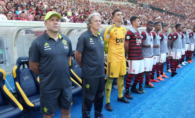 Empresário comenta situação de Cuéllar no Flamengo: "É natural que não goste de ficar fora"