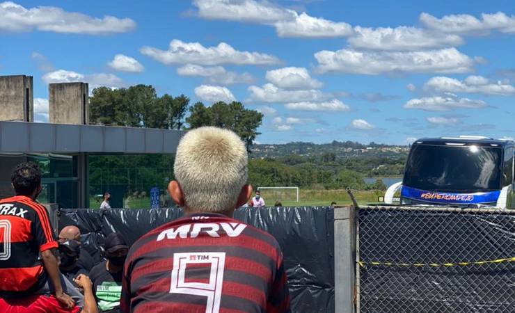 Com aglomeração de torcedores e sem desfalques, Flamengo encerra preparação para pegar o Palmeiras