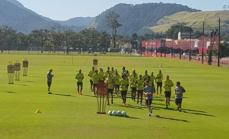 À espera de Rafinha, Jesus posiciona defesa em treino e observa Rodinei entre os titulares