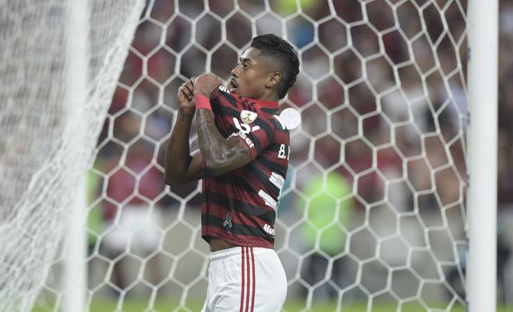 Sem Gabigol, Bruno Henrique revive "missão centroavante" no Flamengo e na Libertadores