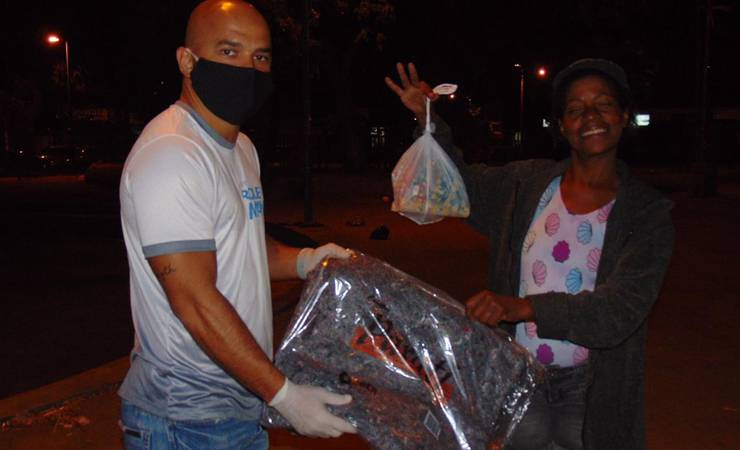 Everton Ribeiro e Renê, do Flamengo, participam de campanha e doam alimentos e agasalhos em São Gonçalo