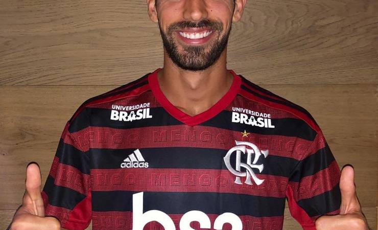 Flamengo anuncia zagueiro espanhol Pablo Marí: "Clube gigantesco. Agora sou Mengão"