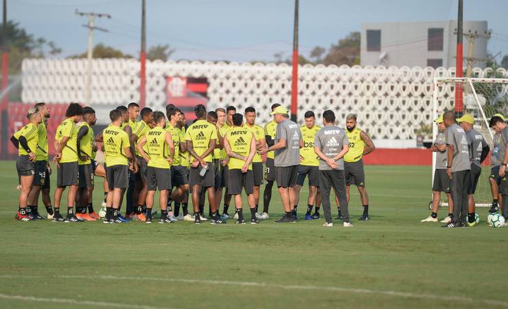 Com dores, Rhodolfo é mais um problema no Flamengo para o jogo contra o São Paulo