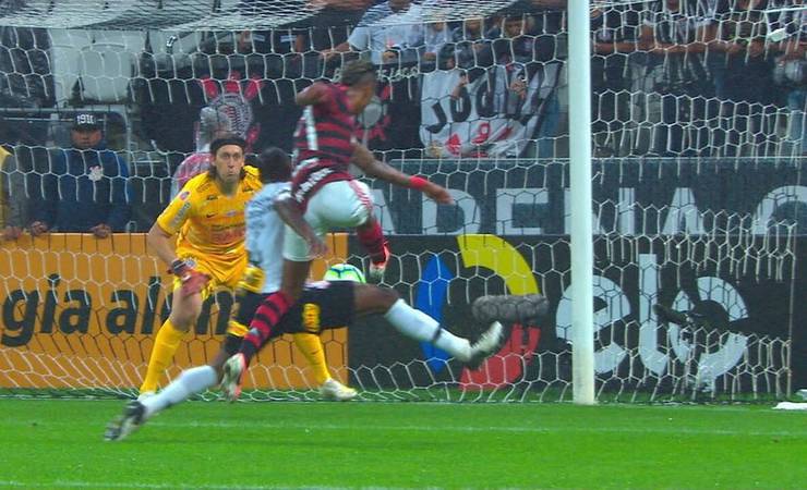 Análise: organizado e inteligente, Flamengo contém ímpeto corintiano e se impõe em Itaquera