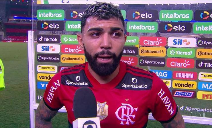 Gabigol é atingido por copo de cerveja na saída de campo após eliminação do Flamengo