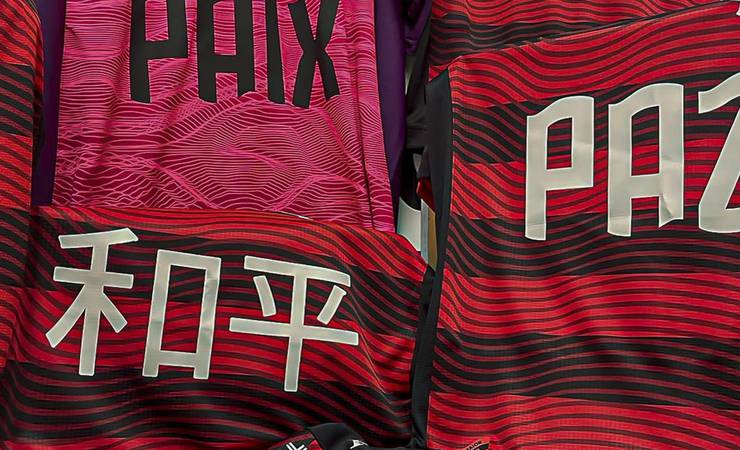 Flamengo divulga uniforme que usará contra o Vasco com pedido de paz em 15 idiomas