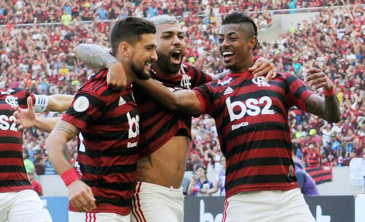 Menos dependente de lampejos e com brilho coletivo, Flamengo tem sua melhor versão no ano