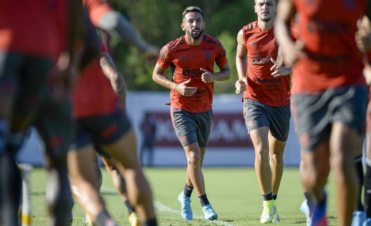 Flamengo multa Isla em 10% do salário e o corta do clássico contra o Vasco