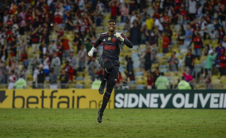 Em alta no Flamengo, Hugo Souza avalia decisões e afirma: "Joguei sem medo de errar e não errei"