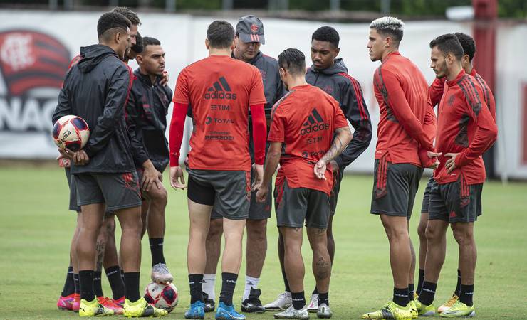 Com incômodo muscular, Rodrigo Caio não vai a campo em reapresentação do Flamengo