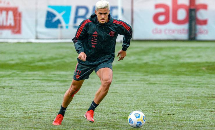 Pedro participa de parte do treino e será relacionado pelo Flamengo para jogo contra o Athletico