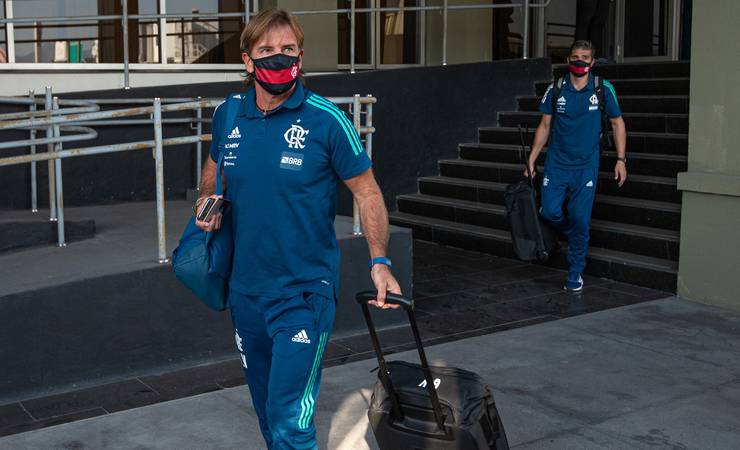 Sem Gabigol e César, Flamengo chega a São Paulo; jogo contra o Palmeiras segue suspenso pela Justiça