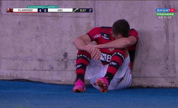 De volta ao time titular, Renê sente lesão durante Flamengo x ABC e chora após ser substituído