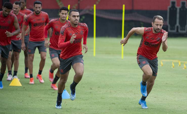 Matheuzinho volta a treinar com o grupo do Flamengo; Pedro segue com fisioterapeutas