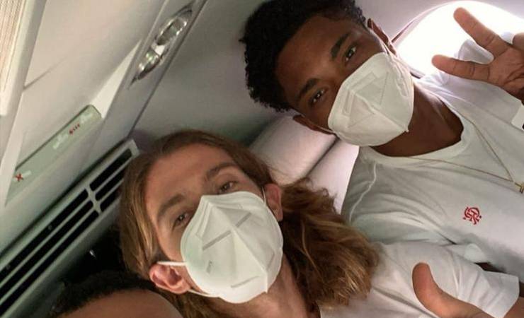 Jogadores do Flamengo que testaram positivo para Covid-19 retornam ao Brasil