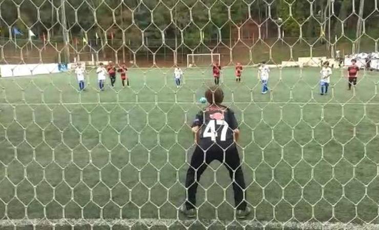 Fã de Diego Alves, goleiro da escolinha do Flamengo faz 6 defesas seguidas em MG; veja vídeo