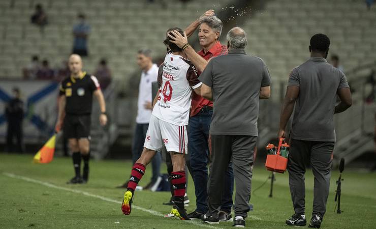 Renato vai além do "paizão" e ajuda na melhora da performance de Michael no Flamengo