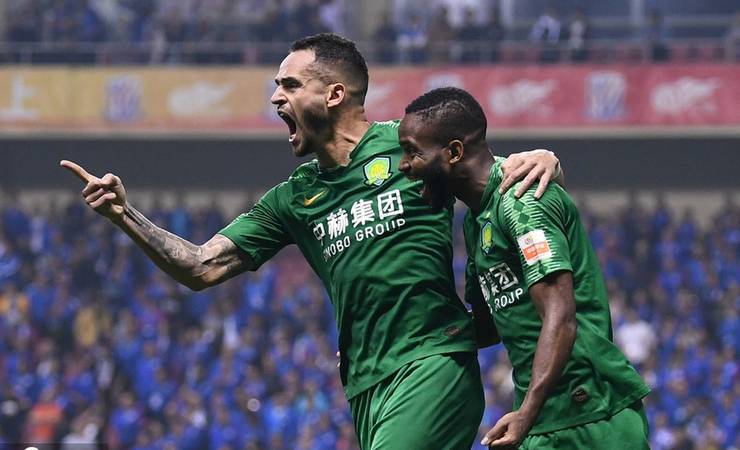 Renato Augusto debate soluções por futuro na China; Flamengo aguarda definição com ataque preparado