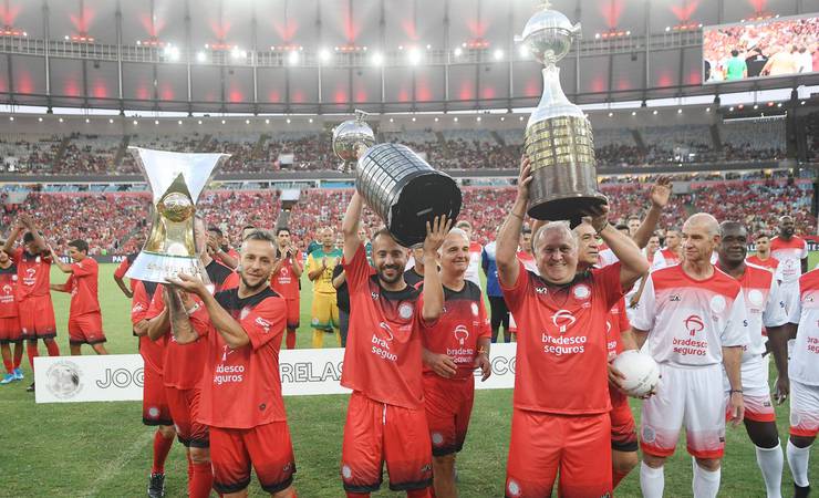 Jogo da Estrelas de Zico celebra títulos da Taça Libertadores do Flamengo; Paquetá faz um golaço