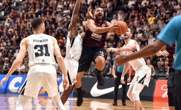Líder Flamengo bate Corinthians em jogo de viradas em SP e chega a sete vitórias seguidas no NBB