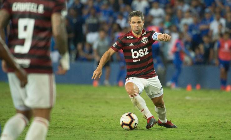 Veja sequência de imagens do lance que fraturou tornozelo de Diego em Emelec x Flamengo