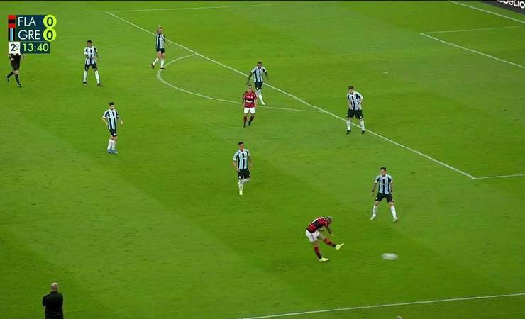 Gabigol se irrita com interrupção da partida, discute com Felipão e reclama ao ser substituído