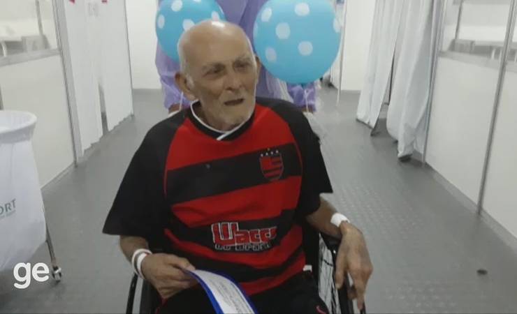 Idoso de 102 anos que venceu a Covid-19 pede hino do Flamengo ao deixar hospital no AP