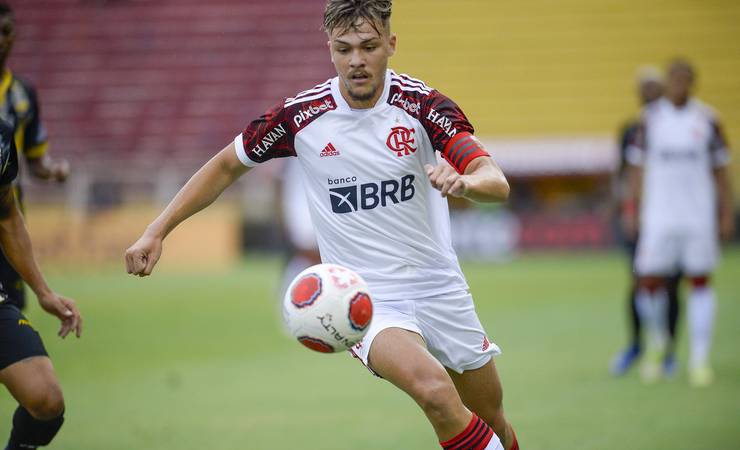 Flamengo encaminha empréstimo do zagueiro Noga para o Atlético-GO