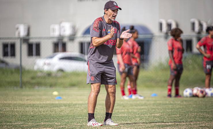 Técnico do time feminino do Flamengo, Luis Andrade elogia estrutura e se encanta com torcida