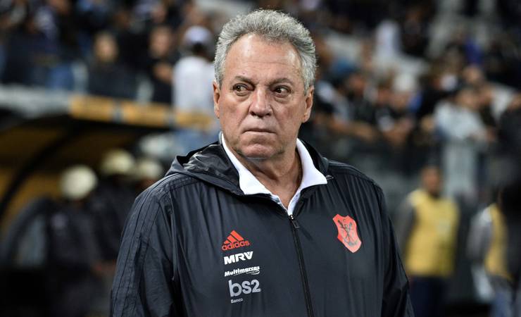 Aplaudido, Abel Braga se despede dos jogadores e deixa o Flamengo oficialmente