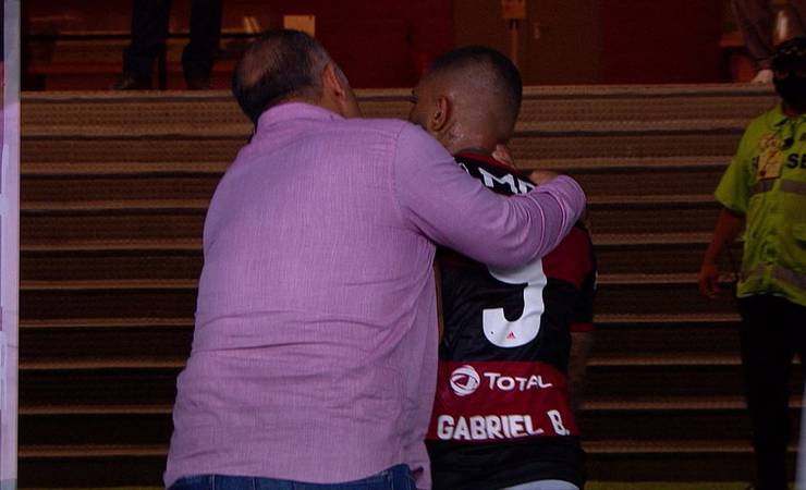 Herói da vitória do Flamengo sobre o Fortaleza, Gabigol deixa o campo esbravejando