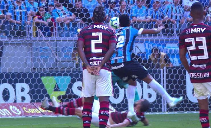 Expulso, Gabigol provoca torcida do Grêmio, faz referência à goleada do Flamengo e conta até cinco