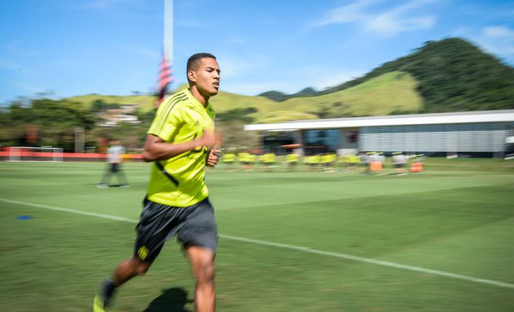 João Lucas é regularizado pelo Flamengo e pode ser relacionado pela primeira vez contra Fortaleza