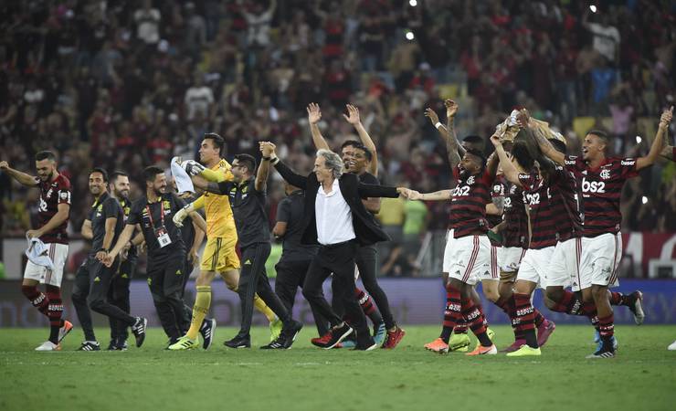 Com cinco dos sete jogos no Rio, Flamengo tenta encaminhar título brasileiro antes do River Plate