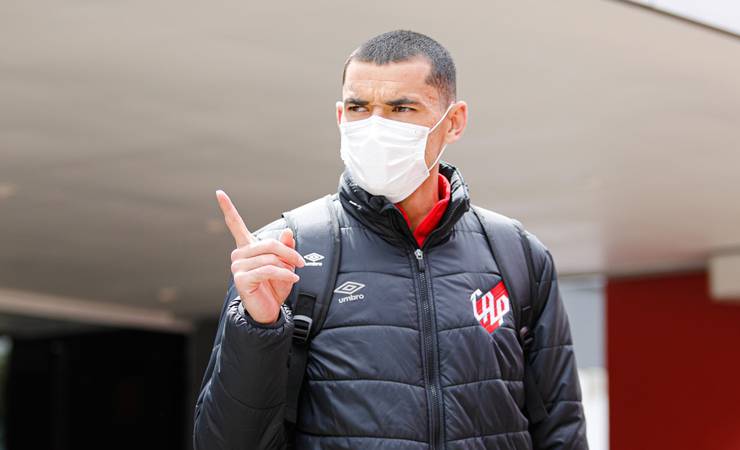 Protegido, Athletico não abre mão de multa para liberar Santos ao Flamengo