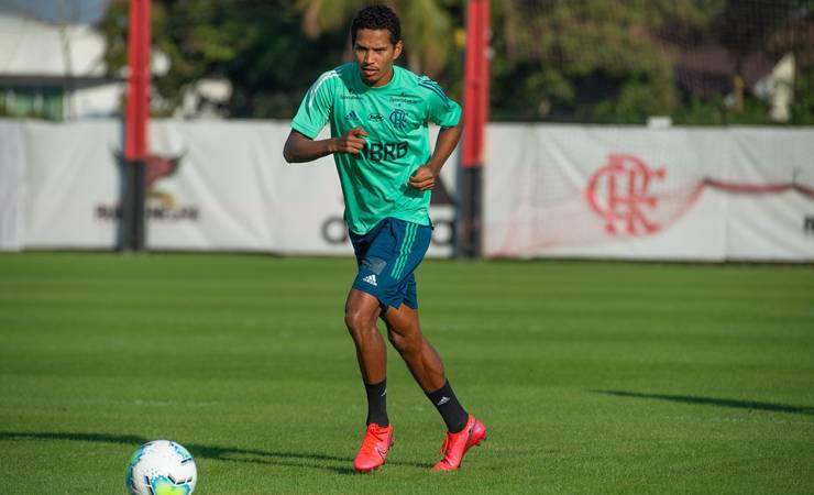 Flamengo chama quatro atletas e traça logística para levá-los a Guayaquil e trazer infectados